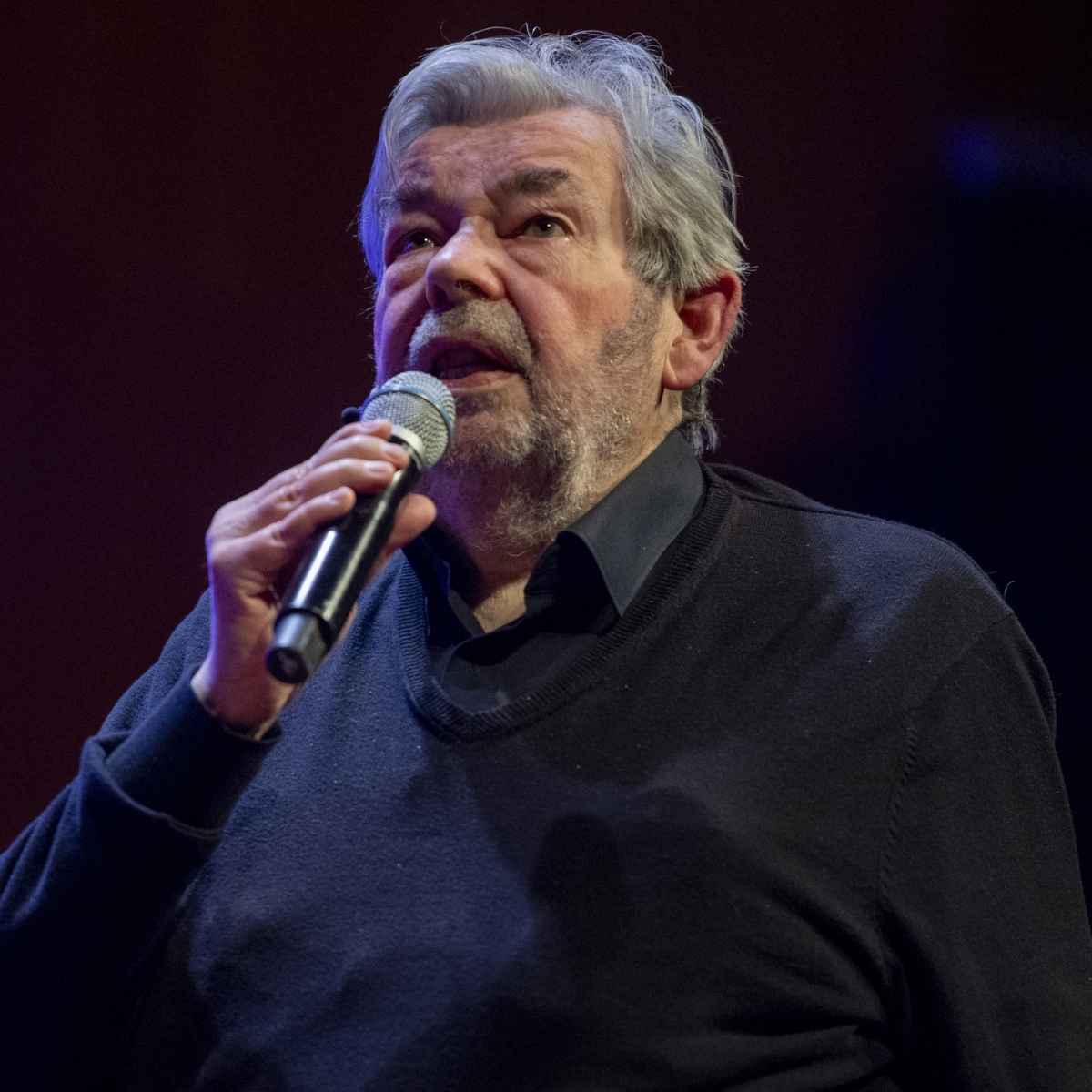 Maarten van Rossem tijdens de live podcast in het Nationale Theater in Den Haag.