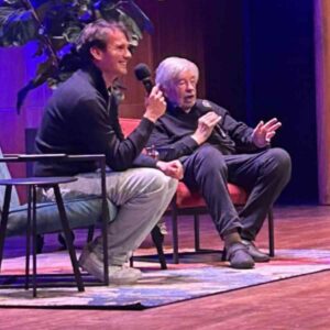 Maarten van Rossem en Tom Jessen tijdens de live podcast in het Parktheater in Eindhoven.