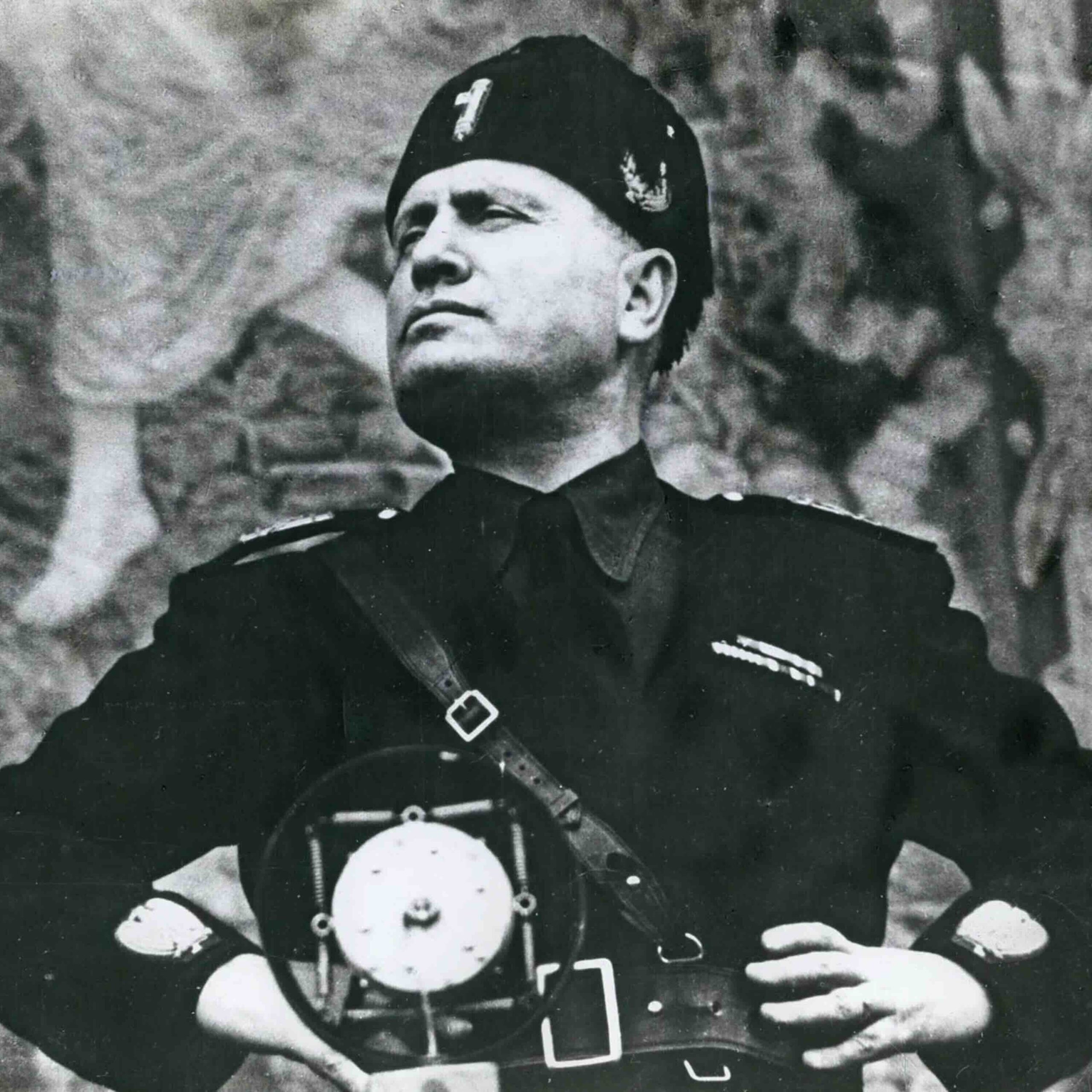 Maarten van Rossem geeft college over de opkomst van het fascisme, dat startte in Italië.
